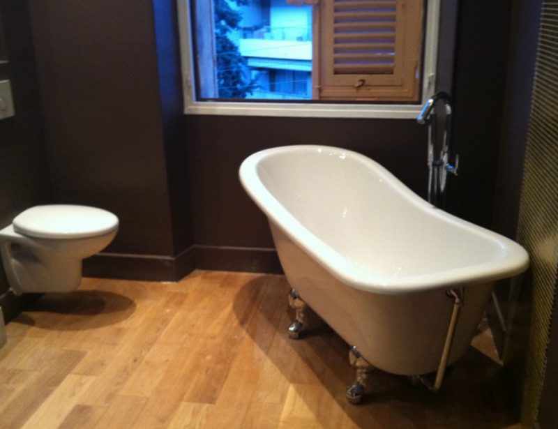 Baignoire installée dans une salle de bains